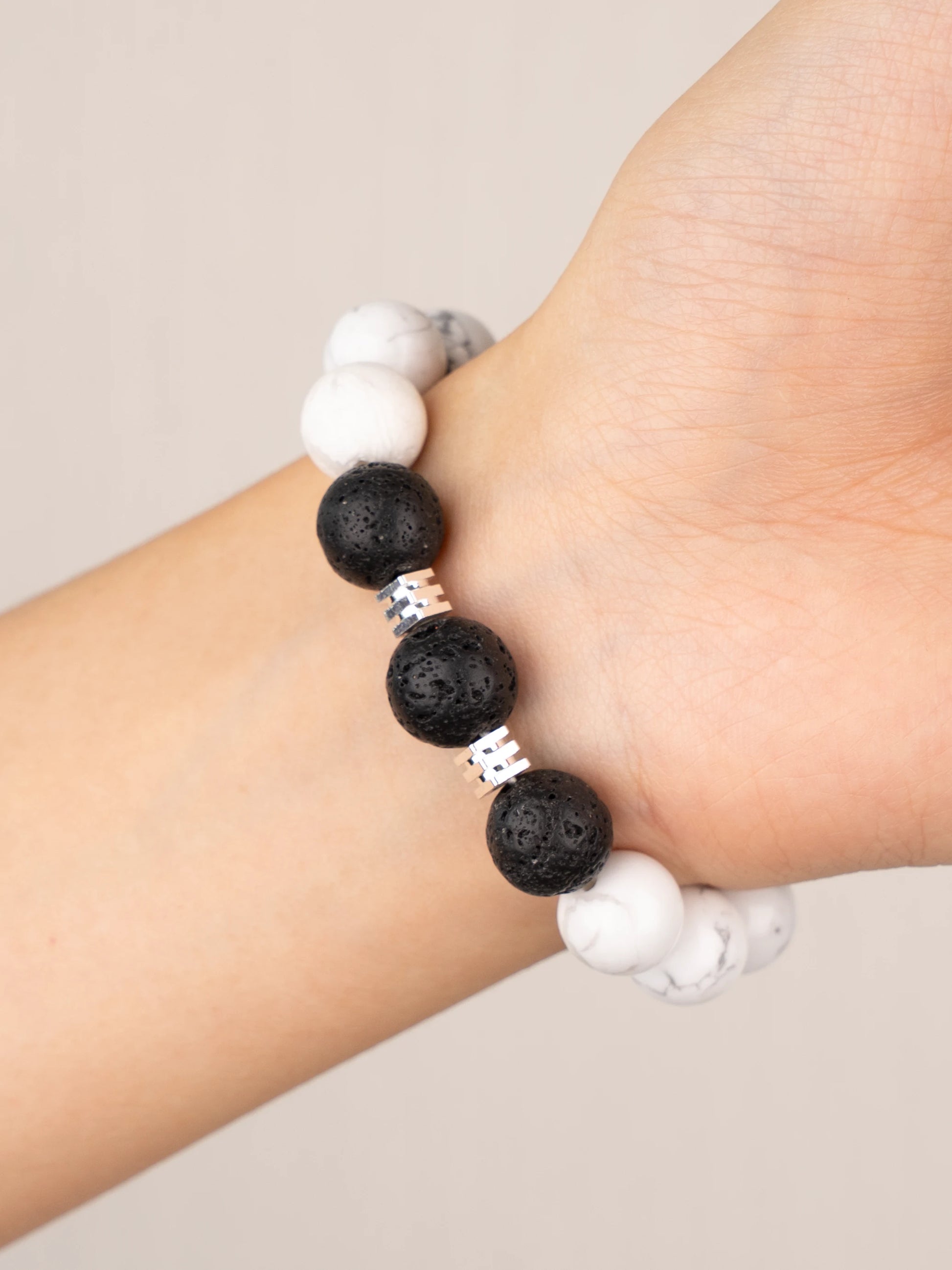 SENLLY Mono Calm - Beaded Stretch Bracelet with Lava Rock & Howlite, Handmade Natural Stone Jewelry for Grounding, Clarity & Relaxation